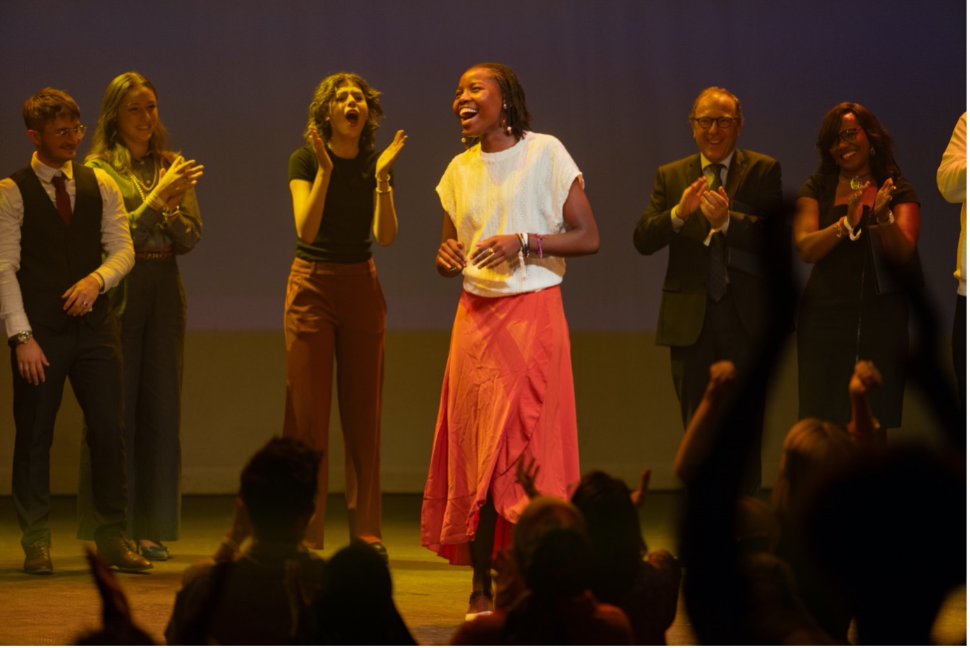 La gagnante Fayma Youssouf applaudit par les médaillés de bronze