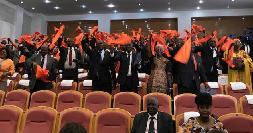 Lancer écharpes des participants lors de la remise des certificats CAP2020 à Abidjan-Jan2020