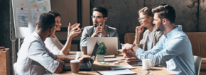 Groupe de personnes travaillant autour d'une table