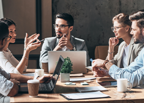 Groupe de personnes travaillant autour d'une table